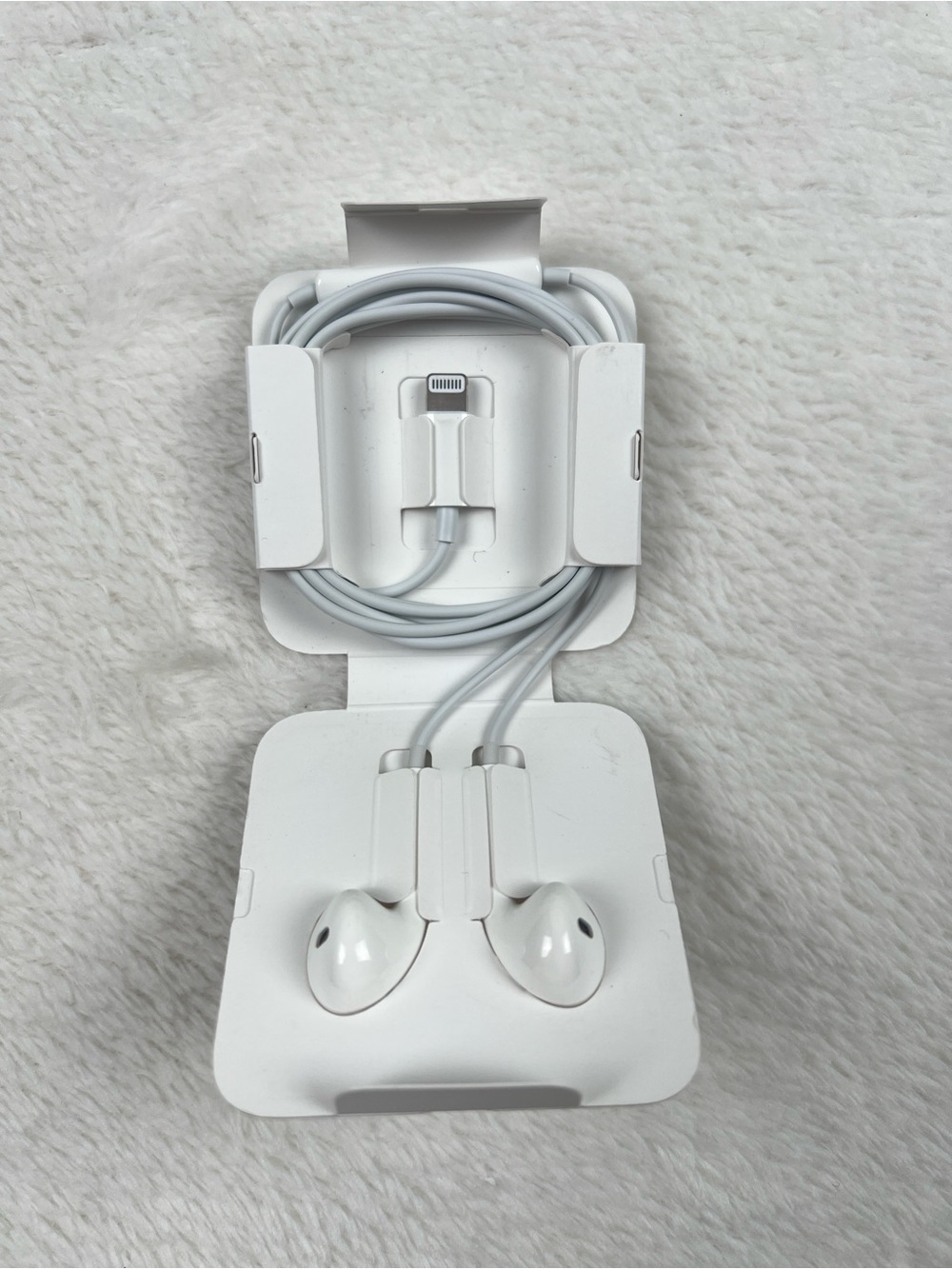 Apple EarPods Wired Lightning Earbuds Headphones White NEW - Picture 2 of 3